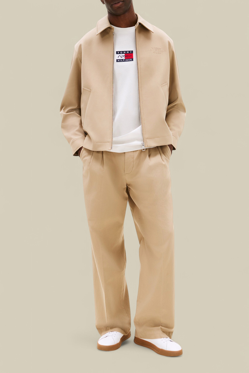 תמונת כל הלוק של טומי הילפיגר X סרט פורמולה 1 ז'קט כותנה